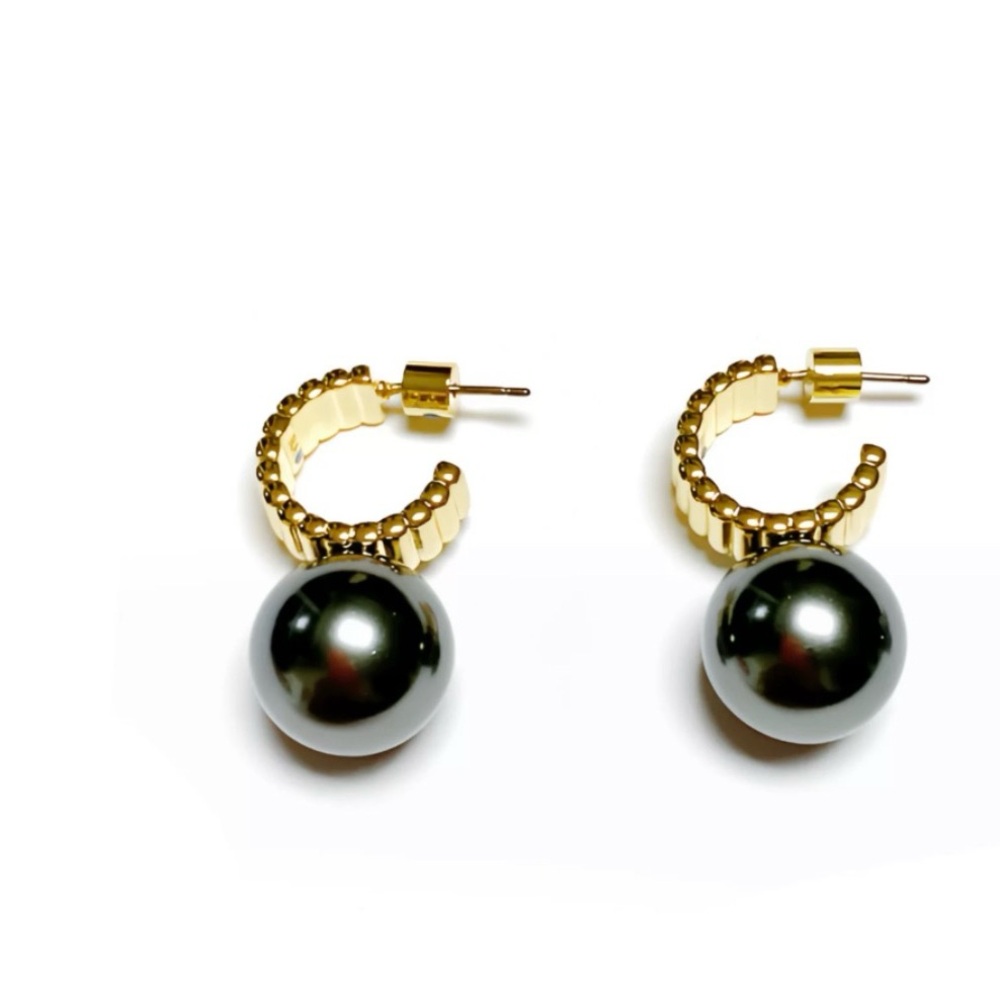 Roxane Assoulin black pearls earrings